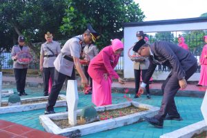 Peringati HUT Bayangkara ke-78 Polres Metro Gelar Upacara di Taman Makam Pahlawan Kota Metro