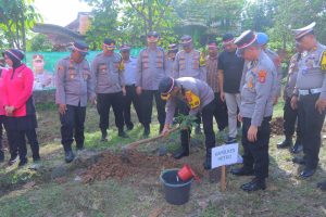 Polres Metro Gelar Tanam Seribu Pohon Moment HUT ke-78 Bhayangkara