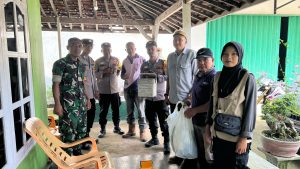 Babinsa Koramil 13/MK Dampingi Pemberian Vitamin dan Vaksinasi PMK Hewan Ternak