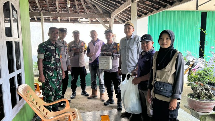 Babinsa Koramil 13/MK Dampingi Pemberian Vitamin dan Vaksinasi PMK Hewan Ternak