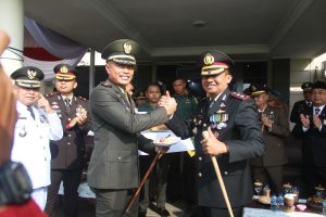 Hadiri Upacara HUT Bhayangkara ke-78, Dandim 0429/Lamtim Beri Surprise Kapolres