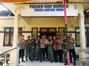 Danramil 02/WB Bersama Anggota Hadiri Tasyakuran HUT Bhayangkara ke-78 di Polsek Way Bungur