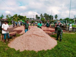Wujud Kemanunggalan TNI dan Rakyat, Babinsa Koramil 07/PKL Bantu Pembuatan Lapangan Volly