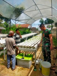 Bersama Warga, Pj Kepala Desa Sukaraja Guyubkan Gotong Royong
