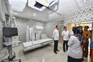Pj Gubernur Lampung Dampingi Jokowi Kunjungi RSUD Alimuddin Umar Lampung Barat, Dorong Peningkatan Sarana Kesehatan