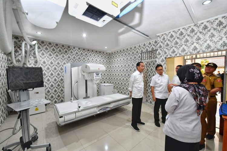 Pj Gubernur Lampung Dampingi Jokowi Kunjungi RSUD Alimuddin Umar Lampung Barat, Dorong Peningkatan Sarana Kesehatan