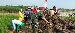 JUT Berlubang, Babinsa Koramil 06/PBL Bersama Warga Adakan Gotong Royong