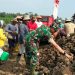 JUT Berlubang, Babinsa Koramil 06/PBL Bersama Warga Adakan Gotong Royong