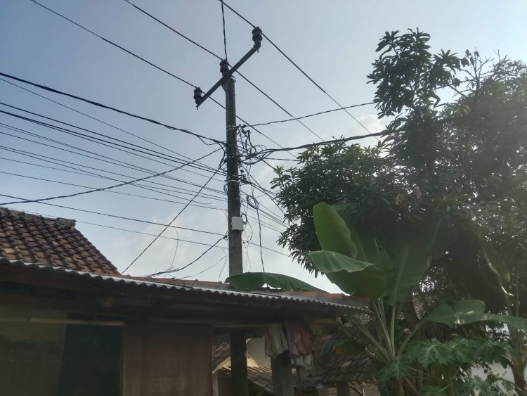 Semrawut Box ODP Rejegnet di Tiang Listrik PLN Bincarung Disinyalir Tak Miliki Izin