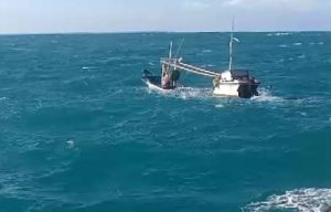 Diterjang Ombak Besar Kapal Nelayan Asal Binuangeun Karam di Perairan Pulau Deli 