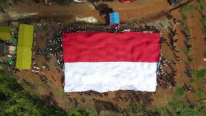 350 Orang Bentangkan Bendera Raksasa Merah Putih di Wisata Lembah Kota Banjar Sambut HUT RI ke-79