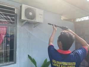 Guna Pelatihan Keterampilan WBP Lapas Kelas IIA Kalianda Bersihkan Air Conditioner