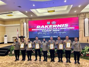 Humas Polres Metro Terima Penghargaan dari Kabid Humas Polda Lampung