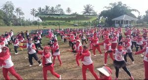 Peserta Senam Cakep di Kecamatan Way Lima Membludak