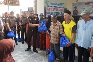 HBA ke-64, Kejari Pesawaran Salurkan Bantuan untuk Anak Yatim dan Penyandang Disabilitas