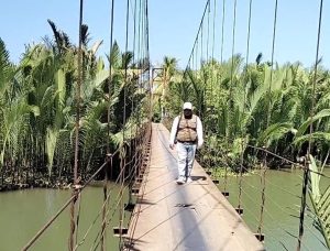 Berlubang dan Besi Kropos, Warga Minta Jembatan Gantung di Desa Cipedang Direhab