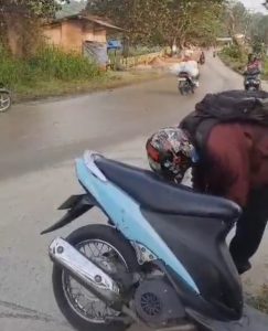 Jalan Licin ,Tiga Pengendara Bermotor Alami Kecelakaan Diduga Akibat Aktivitas Tambang Pasir di Cimarga 