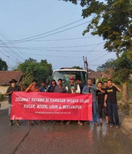 Puluhan Warga Pasirroko Gelar Aksi Swiping Truk Pengangkut Pasir Basah