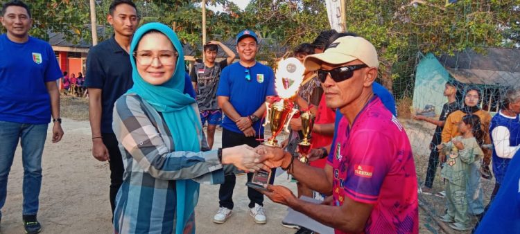 Nanda Indira Tutup Kejuaraan Bola Voli di Desa Sidomulyo