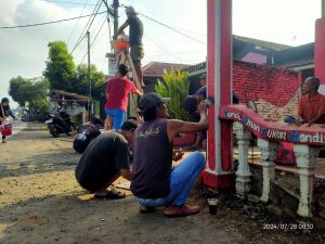 Menyambut HUT RI ke-79 Warga Tanjung Sukur Antusias Mendekorasi Gapura