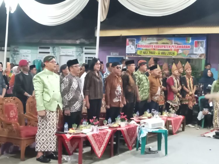Ribuan Masyarakat Bagelen Antusias Tonton Pagelaran Wayang Kulit