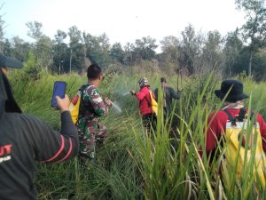 Gerak Cepat, Babinsa Bersama Personil Gabungan Padamkam Karhutla di Kawasan TNWK