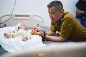 Bayi Usia 4 Bulan Tersiram Air Panas Dikunjungi Bupati Pesawaran 