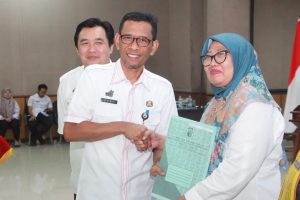 Sekda Lebak Budi Santoso Serahkan 127 SK Pensiun PNS di Lingkup Pemkab Lebak