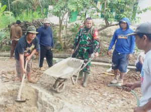 Sertu Edi Susianto Bergotong-royong Cor Jalan