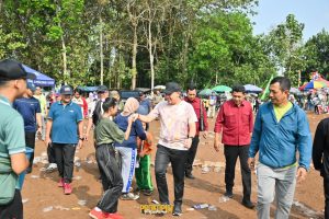 Jalan Sehat HUT ke-16 KSM, Bupati Dendi Membaur dengan Warga Bumi Agung