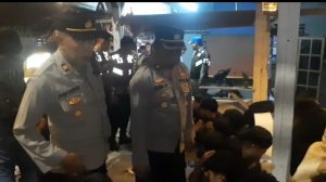 Dianggap Sering Meresahkan Warga sekitar, Petugas Patroli Tertibkan Puluhan Remaja Sedang Nongkrong