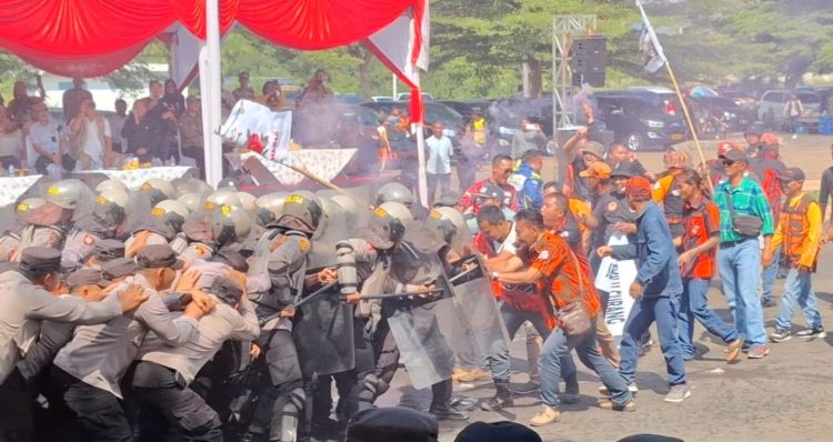 Jelang Pilkada Serentak, TNI-Polri Terlibat Bentrok dengan sekelompok Masa
