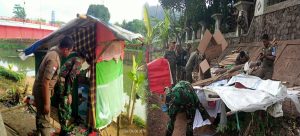 Gubuk Misterius di Bantaran Sungai Citanduy, Akhirnya Dibongkar Paksa oleh Dinas Satpol Pp Kota Banjar