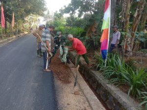 Bersama Warga Tulusrejo, Serka Jaswadi Gotong Royong Pembersihan Sekaligus Penimbunan Berem Jalan