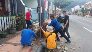Kurangi Resiko Kecelakaan Petugas DLH Kota Banjar Lakukan Penebangan Pohon