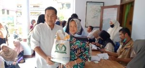 Nampak Wajah Sumringah Masyarakat Desa Karyajaya Terima Bansos Beras