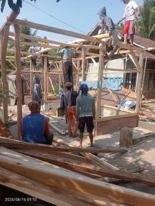 Rumah Tinggal Marti yang Tak Layak Huni Dibangun oleh Warga