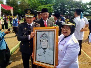 Pemberian Cinderamata Warnai Penyerahan SK Remisi Bagi Dua Warga Binaan