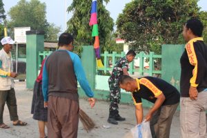 Patut Ditiru, Aksi Babinsa Koramil 15/PS Bersama DPC LDII Bersihkan Sampah