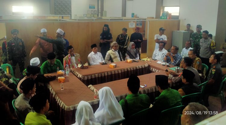 Berawal Dugaan Persekusi di Pesantren Fathurrohman, Ratusan Massa Datangi Kantor Desa Binangun