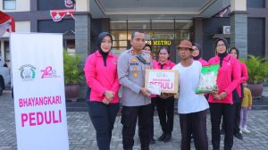 Kapolres Metro dan Ketua Bhayangkari Salurkan Bantuan Sosial kepada Tukang Becak di Kota Metro
