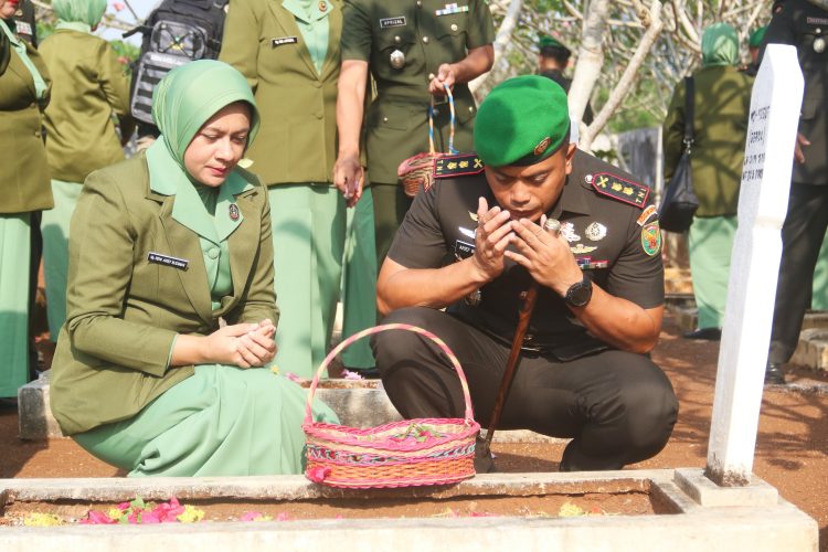 Ziarah Rombongan HUT Korem 043/Gatam, Dandim : Momen Mendoakan Para Pahlawan