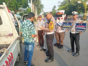 Gebyar Keselamatan Berlalu Lintas, Sat Lantas Polres Metro Berikan Sosialisasi kepada Masyarakat dalam Berlalu Lintas