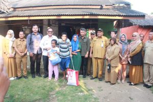 Pj. Bupati Lebak Bersama Tim Staf Presiden RI Salurkan Bantuan kepada Keluarga Nabila Siswi SDN 3 Cibuah Warunggunung