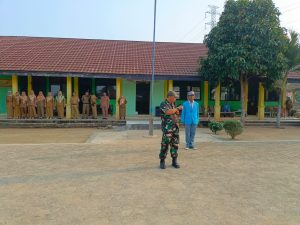 Pimpin Apel Pagi di SMKN 1 Bumi Agung, Ini Pesan Babinsa Koramil 05/Sukadana