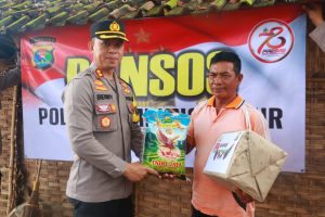 AKBP Benny Prasetya Kapolres Lamtim Bagikan Bansos untuk Warga yang Membutuhkan