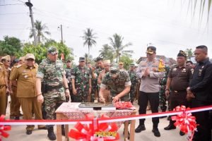 Hadiri Penutupan Karya Bhakti TNI, Bupati Pesawaran Bersama Kodim 0421/Lamsel Gelar Tasyakuran Pembangunan Jalan Desa Lumbirejo