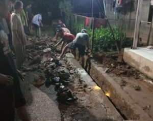 Pemdes Cimanyangray Tutup Mata, Drainase Jobol Warga Gotong-royong Gelar Perbaikan