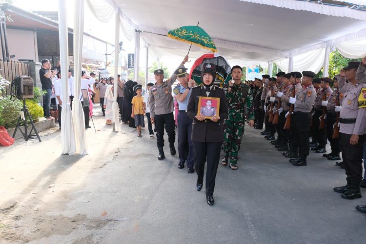 Bentuk Penghormatan, Polres Metro Gelar Upacara Pemakaman di TPU Lambau