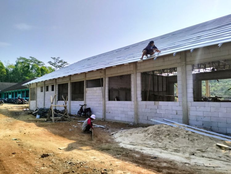 Revitalisasi SMAN 4 Panggarangan Diduga Kurang Pengawasan dan Abaikan K3